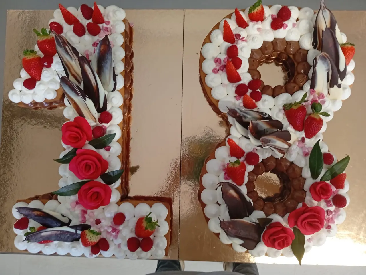 Torta a forma di numero 18 con fiori e cioccolato
